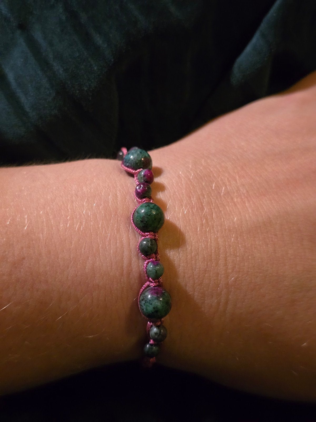 Handgemaakte macramé armband met robijn in zoisiet, Ophalen of Verzenden, Nieuw, Overige materialen