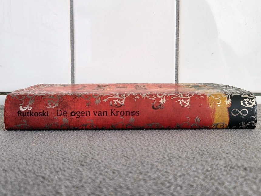 De ogen van Kronos - Marie Rutkoski, Gelezen, Ophalen of Verzenden, Fictie, M. Rutkoski