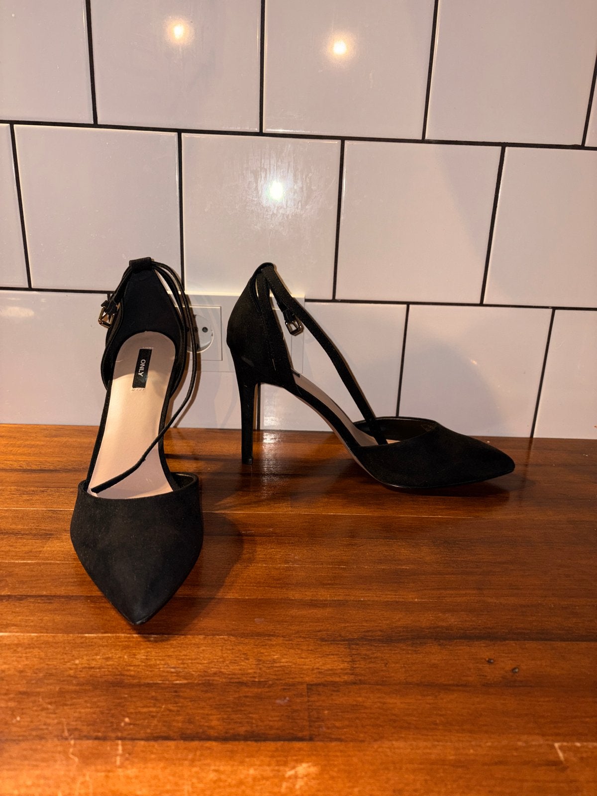 Zwarte suède hakken - Maat 44 - Zo goed als nieuw, Ophalen of Verzenden, Zo goed als nieuw, Zwart, Pumps