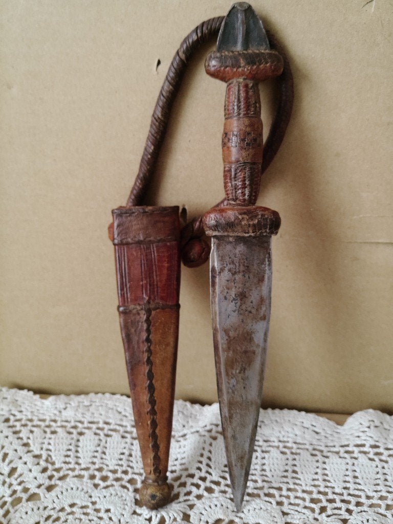 Afrikaanse traditionele dolk armdolk mes 25cm Masai Kenia ?, Antiek en Kunst, Ophalen of Verzenden