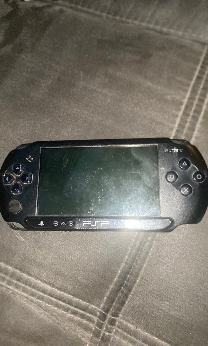 Oude PSP STREET in onbekende staat, Spelcomputers en Games, Spelcomputers | Sony PSP, Ophalen, Zo goed als nieuw