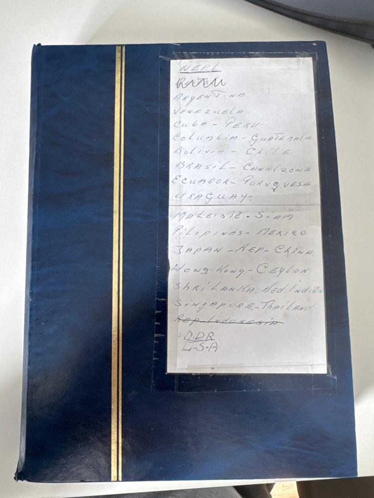 Postzegelverzameling Wereldwijd in Album, Ophalen of Verzenden