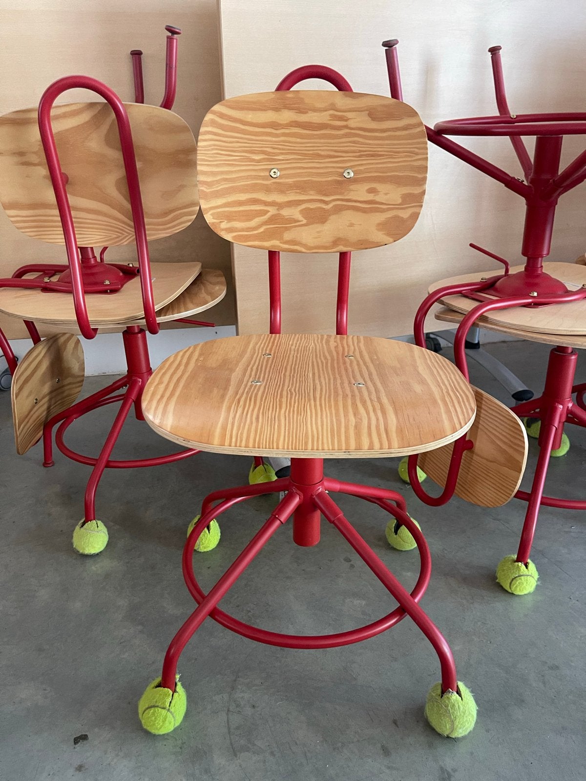 9 ikea stoelen met rode metalen frame en houten zitting, Ophalen, Gebruikt, Eén, Rood