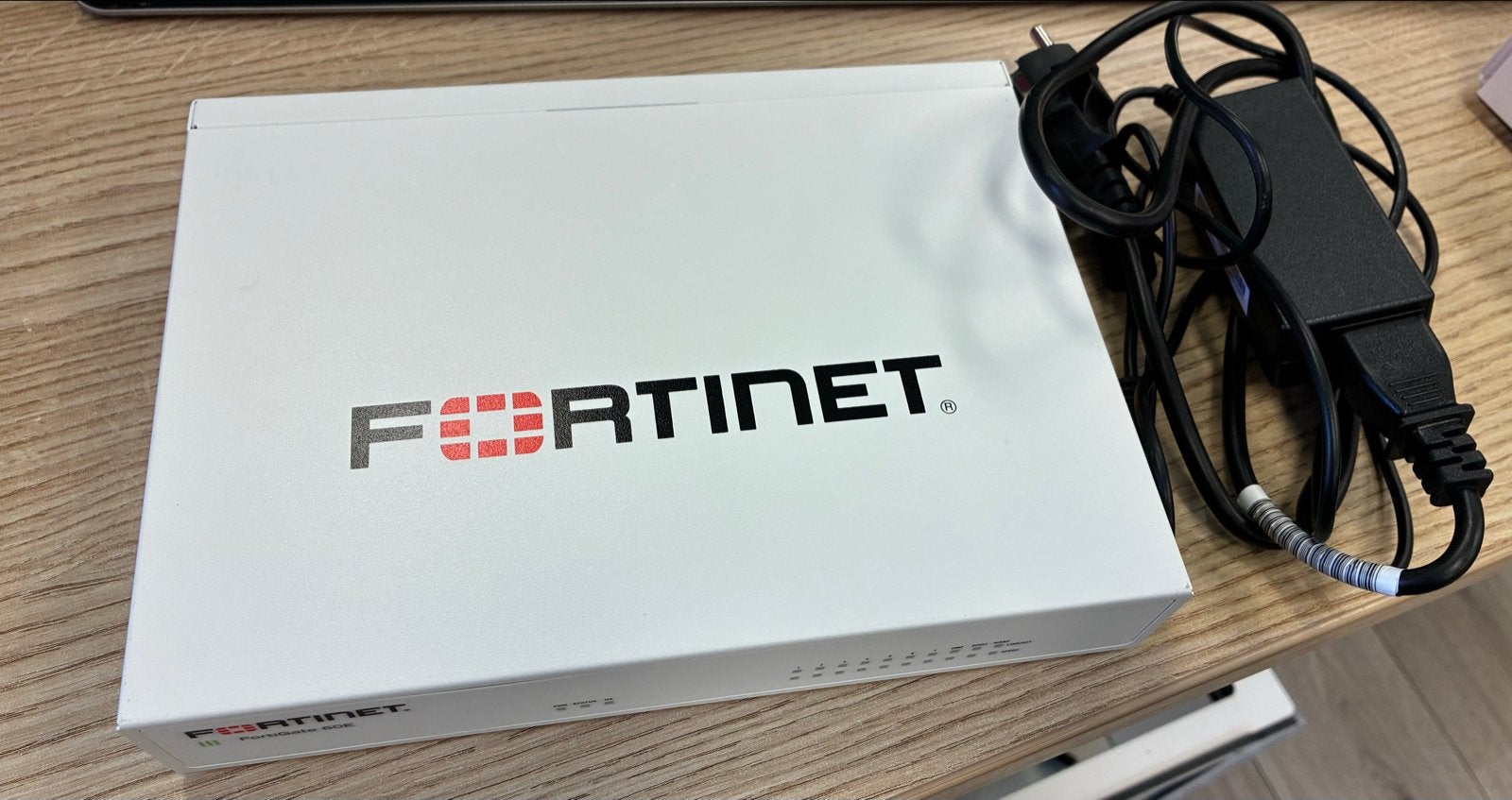Fortinet FortiGate 60E Firewall Router, Computers en Software, Ophalen of Verzenden, Gebruikt, Router