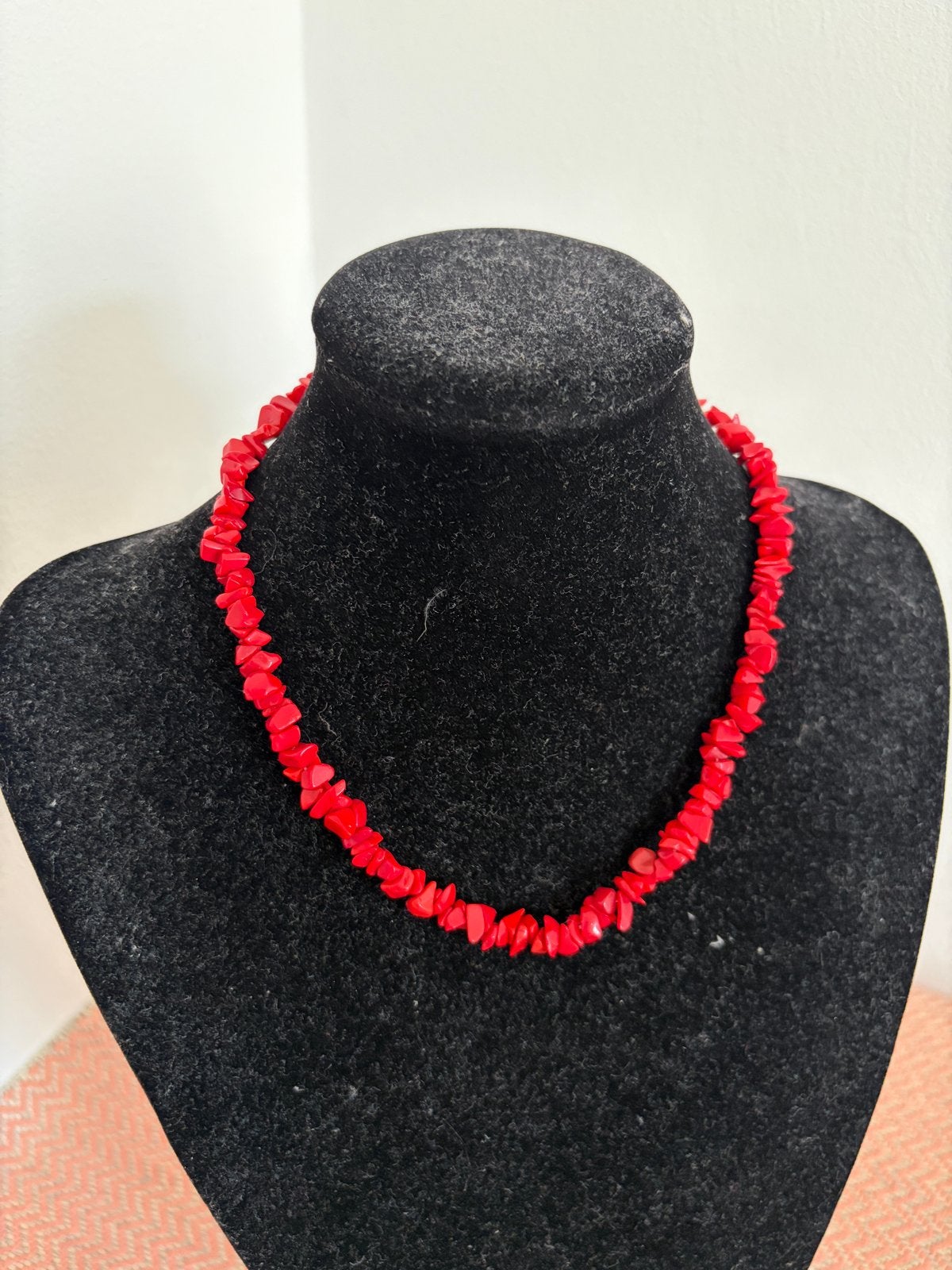 Echt bloedkoraal ketting met gouden sluiting, Gebruikt, Ophalen of Verzenden, Met edelsteen, Rood