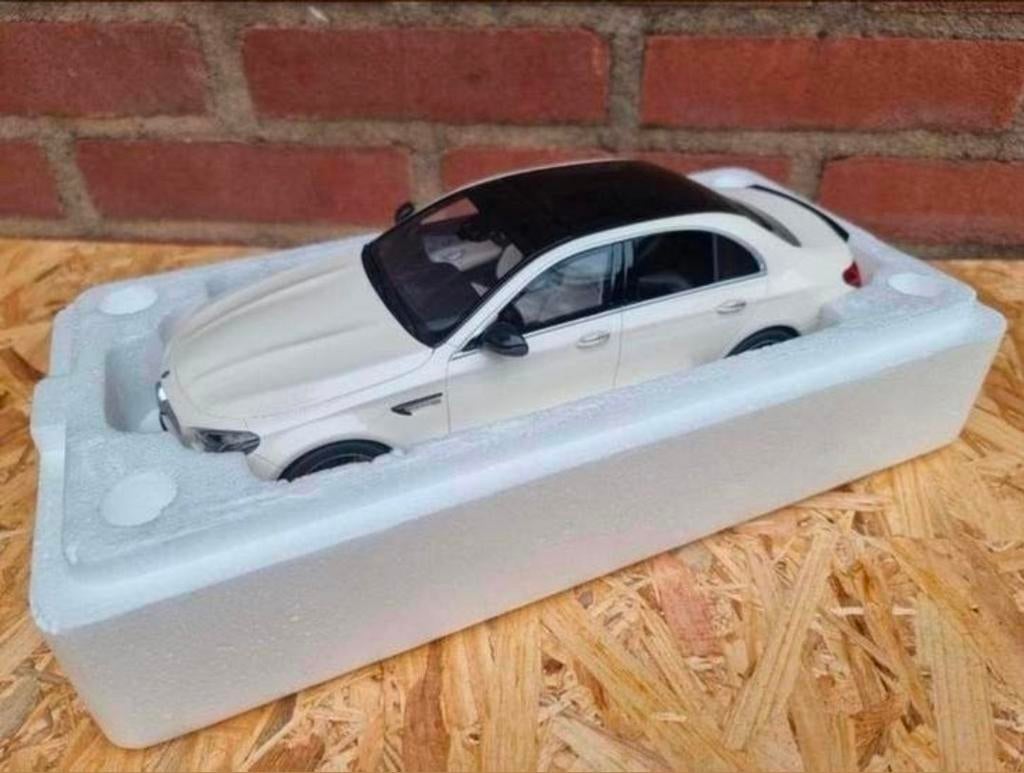 Dealer edition
Mercedes Benz E63 S
Zeldzaam, Hobby en Vrije tijd, Modelauto's | 1:18, Ophalen of Verzenden, Zo goed als nieuw
