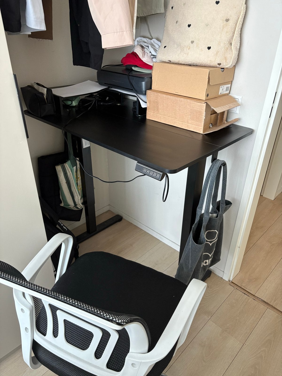 Zwart elektrisch zit-sta bureau met geheugenfunctie, Huis en Inrichting, Bureaus, Ophalen, Elektrisch, Gebruikt, Metaal