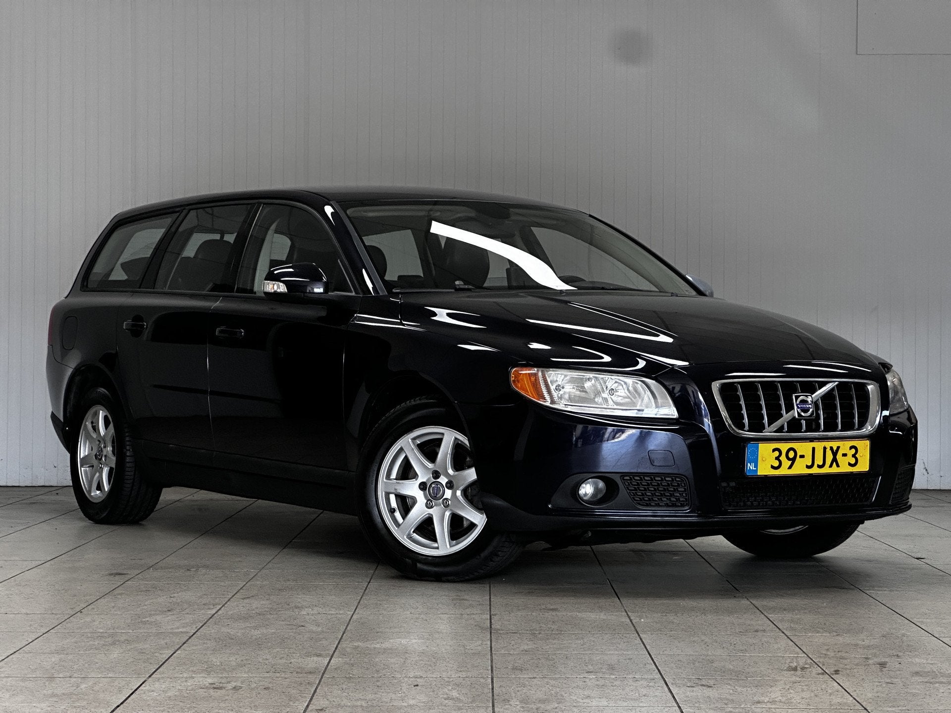 Volvo V70 2.0D Kinetic/ HISTORIE!/ D-Riem verv: 150.000 KM!/, Auto's, Volvo, Voorwielaandrijving, 136 pk, Gebruikt, Zwart