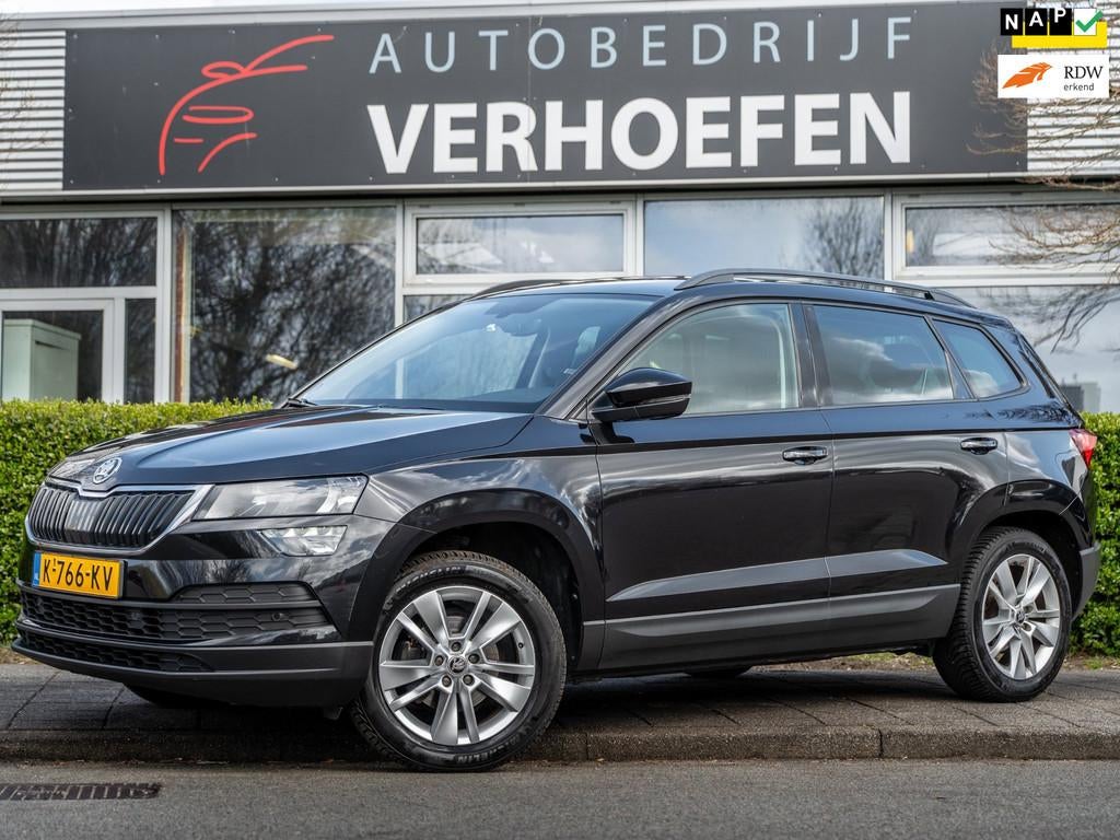 Skoda Karoq 1.5 TSI ACT Business Edition - AUTOMAAT - PARKEE, Auto's, Skoda, 4 cilinders, 150 pk, Leder en Stof, Zwart