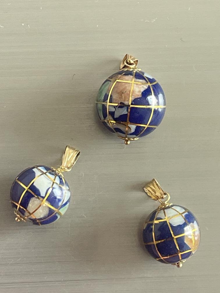 Drie 18 karaat gouden vintage wereldbol hangers, Ophalen of Verzenden, Zo goed als nieuw, Nvt, Nvt