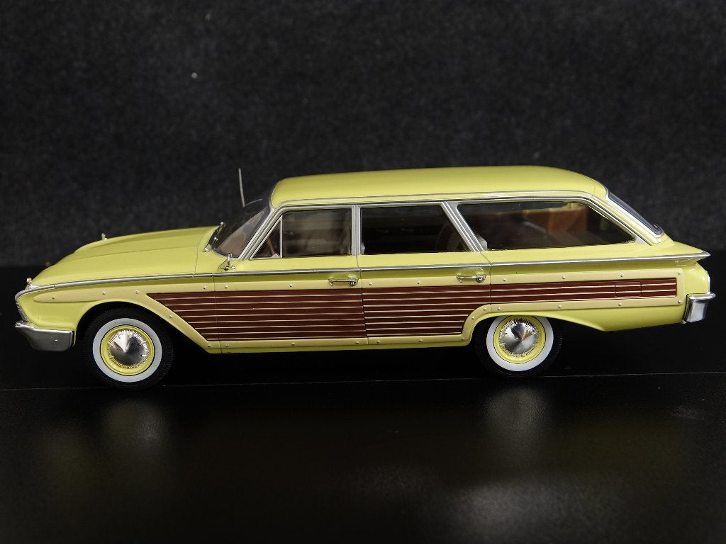 MCG 1:18 1960 Ford LTD Country Squire Lichtgeel / hout, Overige merken, MCG, Auto, Onbekend