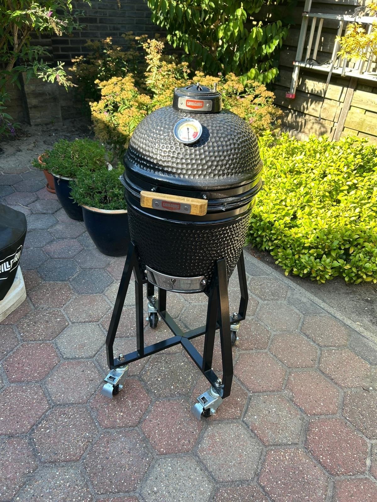 Grill Guru Compact Black Kamado BBQ op wielen - Zo goed als, Ophalen of Verzenden, Zo goed als nieuw