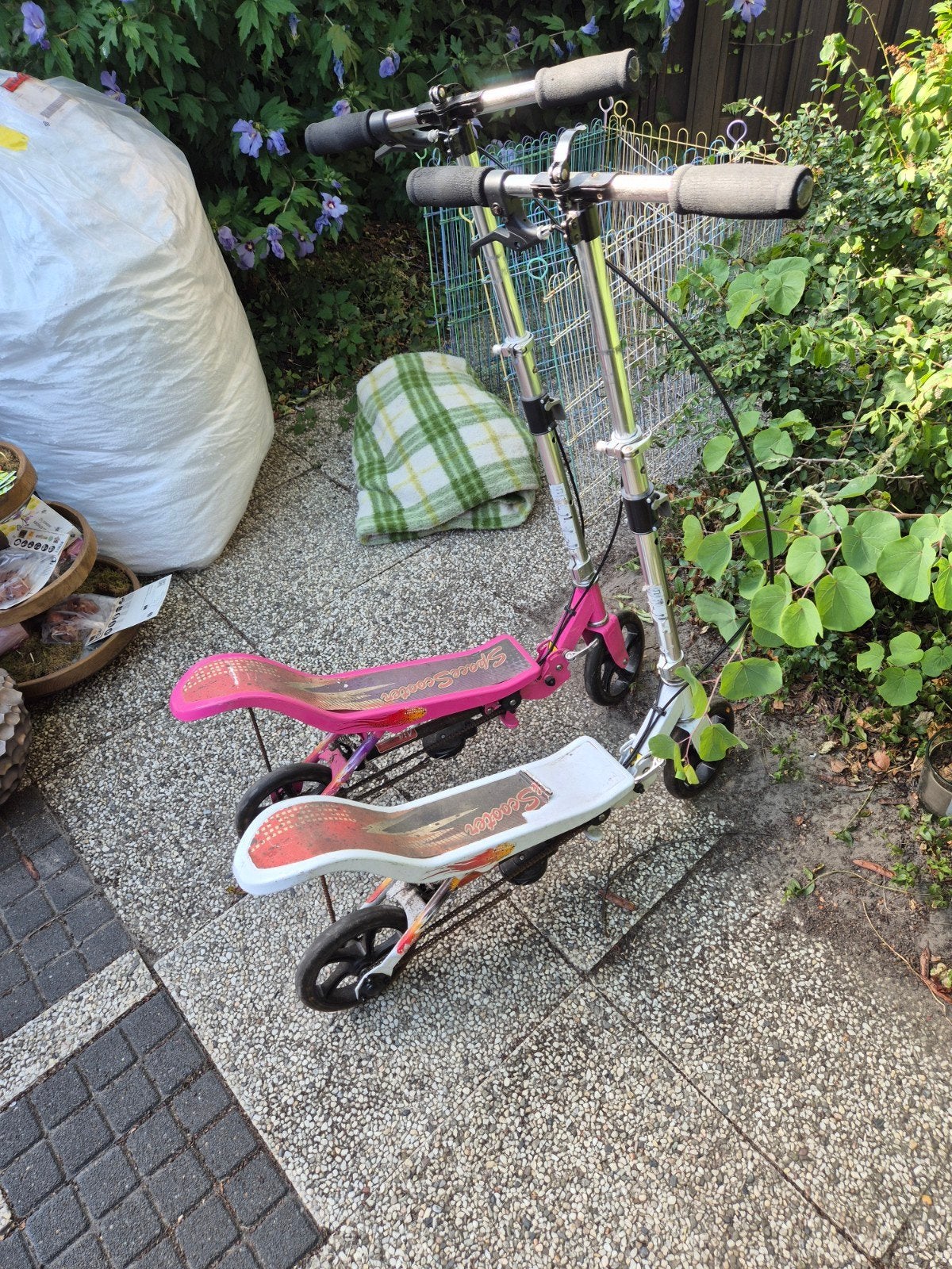 Twee gebruikte spacescooters (roze en wit) voor kinderen, Fietsen en Brommers, Steps, Ophalen, Gebruikt, Gewone step, Onbekend