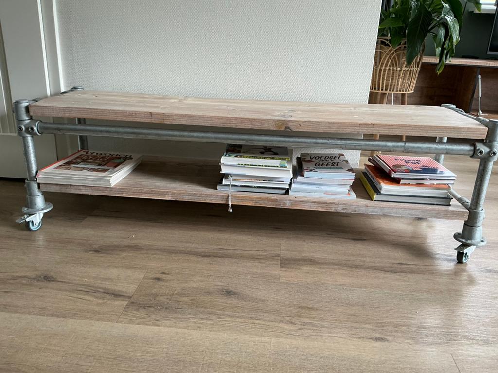 Steigerhouten tv meubel met roestvrij stalen frame., Huis en Inrichting, Kasten | Televisiemeubels, Ophalen of Verzenden, Zo goed als nieuw