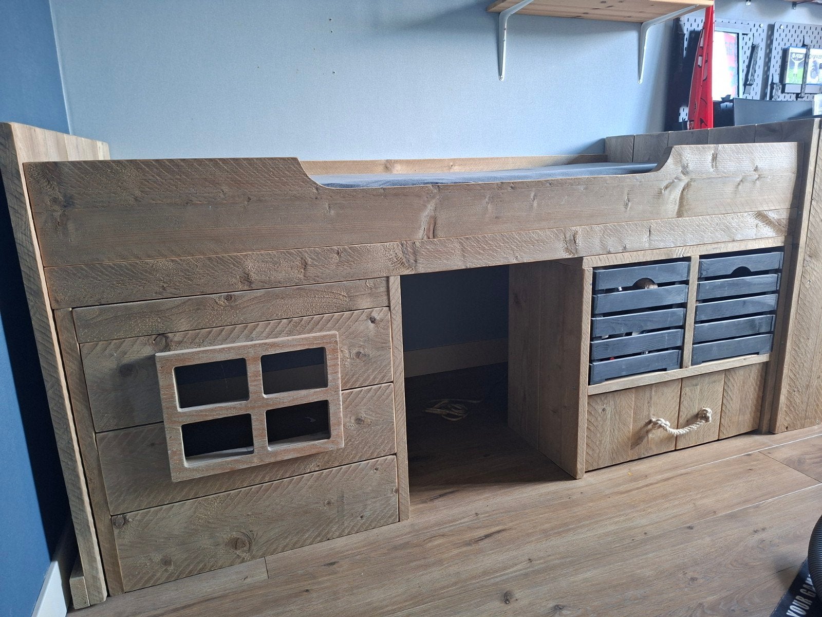 Steigerhouten halfhoog kinderbed, Ophalen