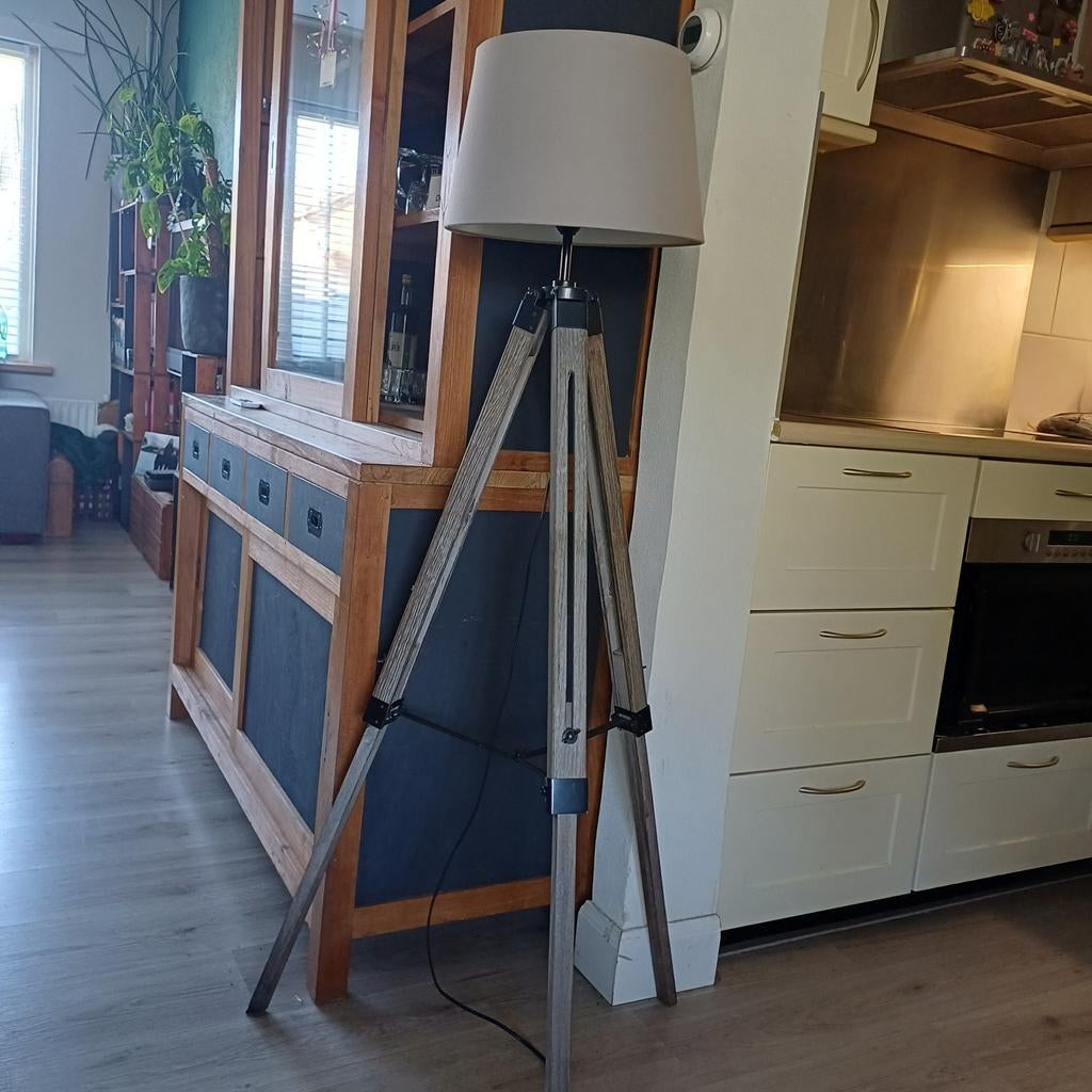 2x Hoogte Verstelbare Vloerlampen met Beige Kappen, Huis en Inrichting, Lampen | Vloerlampen, Ophalen