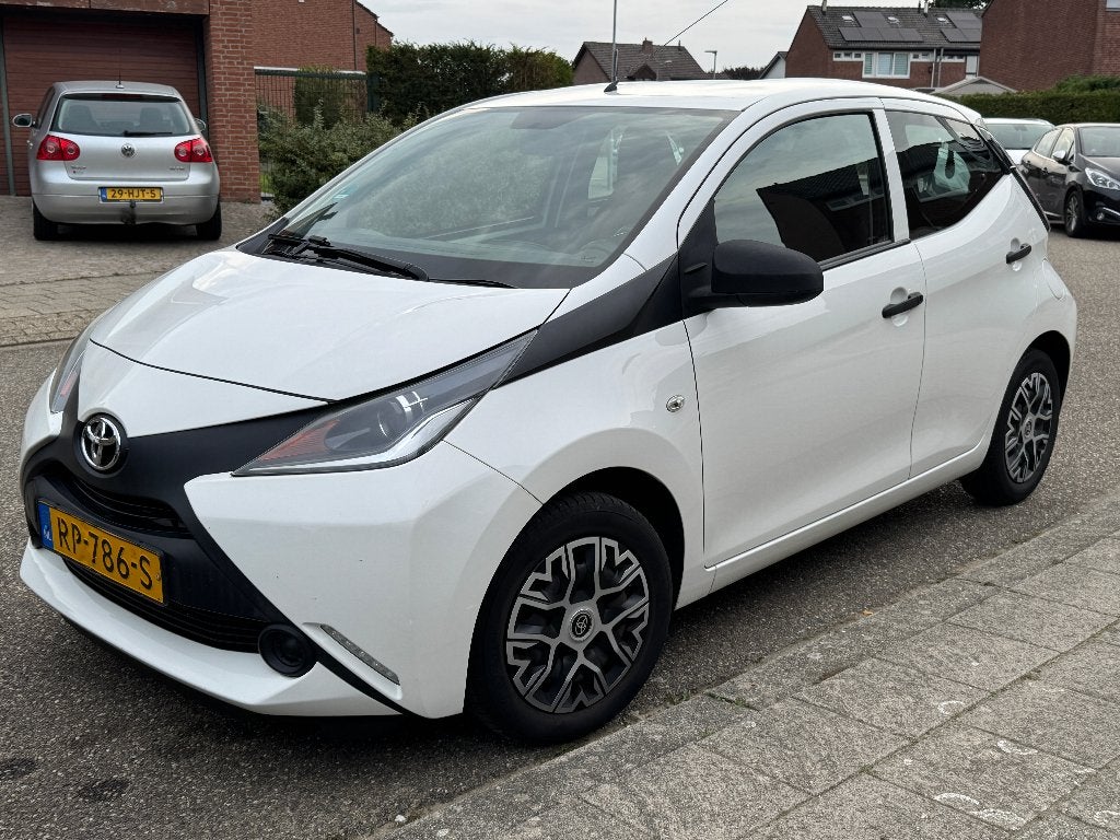Toyota Aygo 1.0 Vvt-i 69pk 5D 2018 Wit, Auto's, Voorwielaandrijving, Dealer onderhouden, Stof, 4 stoelen