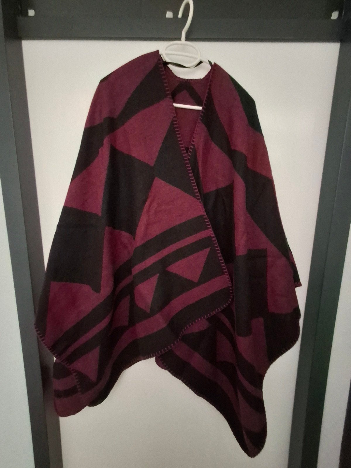 Poncho rood/zwart - One size - V&D, Kleding | Dames, V&D, Maat 46/48 (XL) of groter, Ophalen of Verzenden, Gedragen
