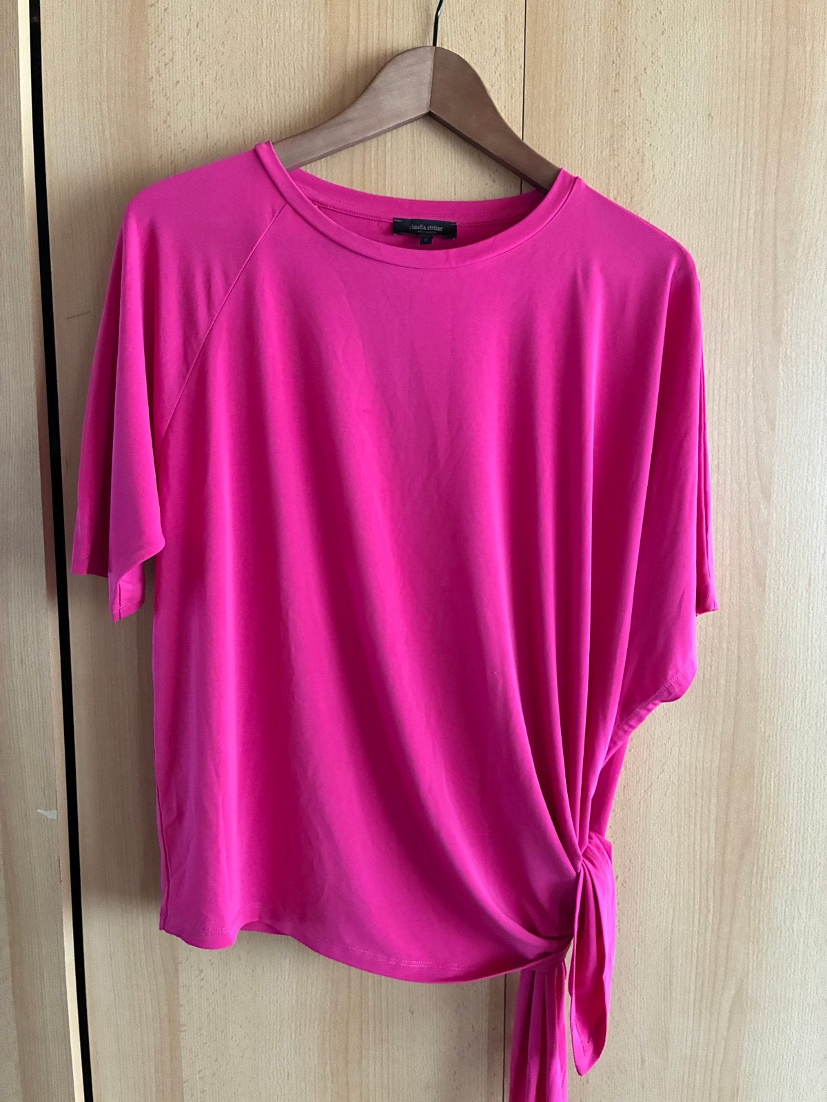 Claudia Sträter fuchsia roze top met knoopdetail, Kleding | Dames, Ophalen of Verzenden, Zo goed als nieuw, Korte mouw, Roze