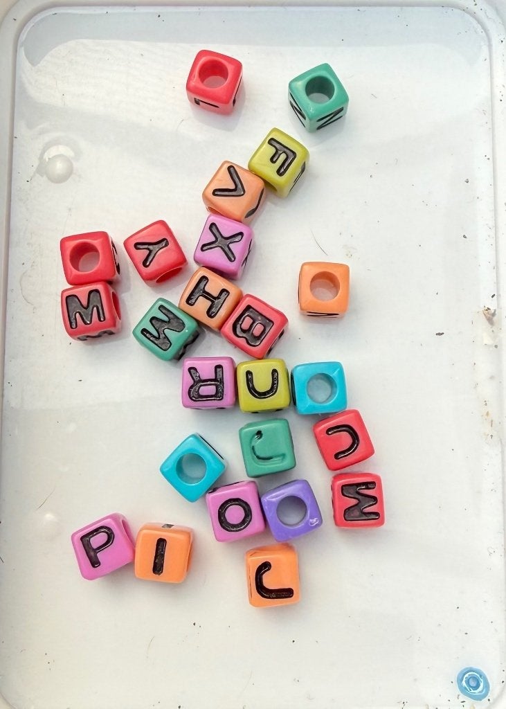 22 stuks Acryl Letterkralen Mix Kubus Kleurrijk 10 mm, Ophalen of Verzenden, Nieuw, Kraal