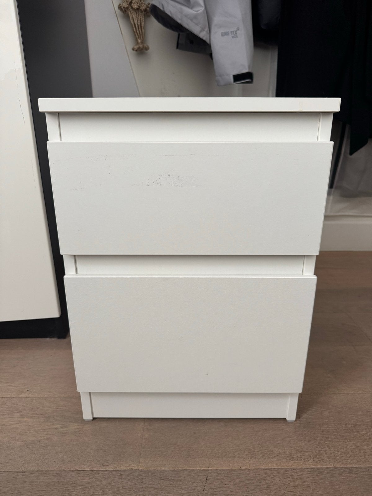 Wit nachtkastje met 2 lades: ikea malm, Huis en Inrichting, Slaapkamer | Nachtkastjes, Ophalen, Gebruikt, Minder dan 45 cm, 55 tot 70 cm
