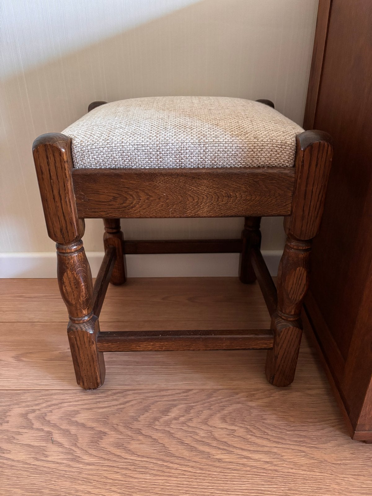 Vierkant gestoffeerd voetenbankje / bijzettafel, Ophalen of Verzenden, Gebruikt, Hout
