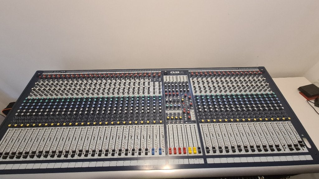Soundcraft GB4 40-Channel Analog Mixing Console, Muziek en Instrumenten, Mengpanelen, Ophalen, Gebruikt, 20 kanalen of meer