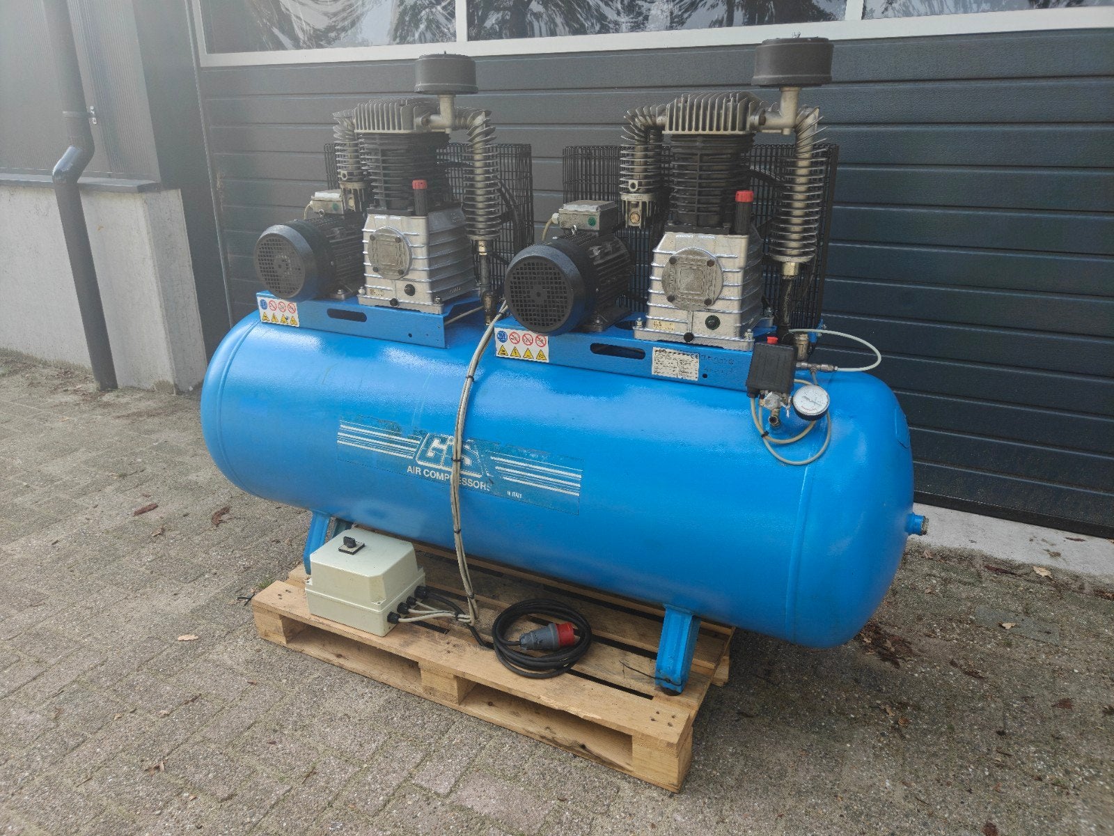 Compressor 2x 650 L/min 4kw, Ophalen, Gebruikt, 800 liter/min of meer, 6 tot 10 bar