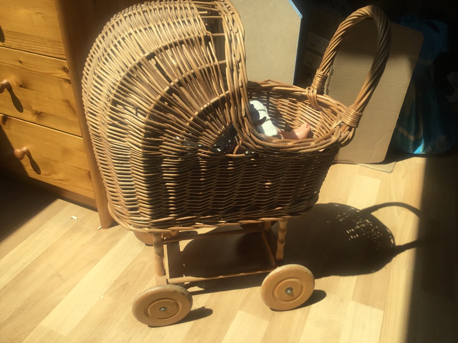 Compleet rieten poppenwagen met babypop, Ophalen, Gebruikt, Babypop