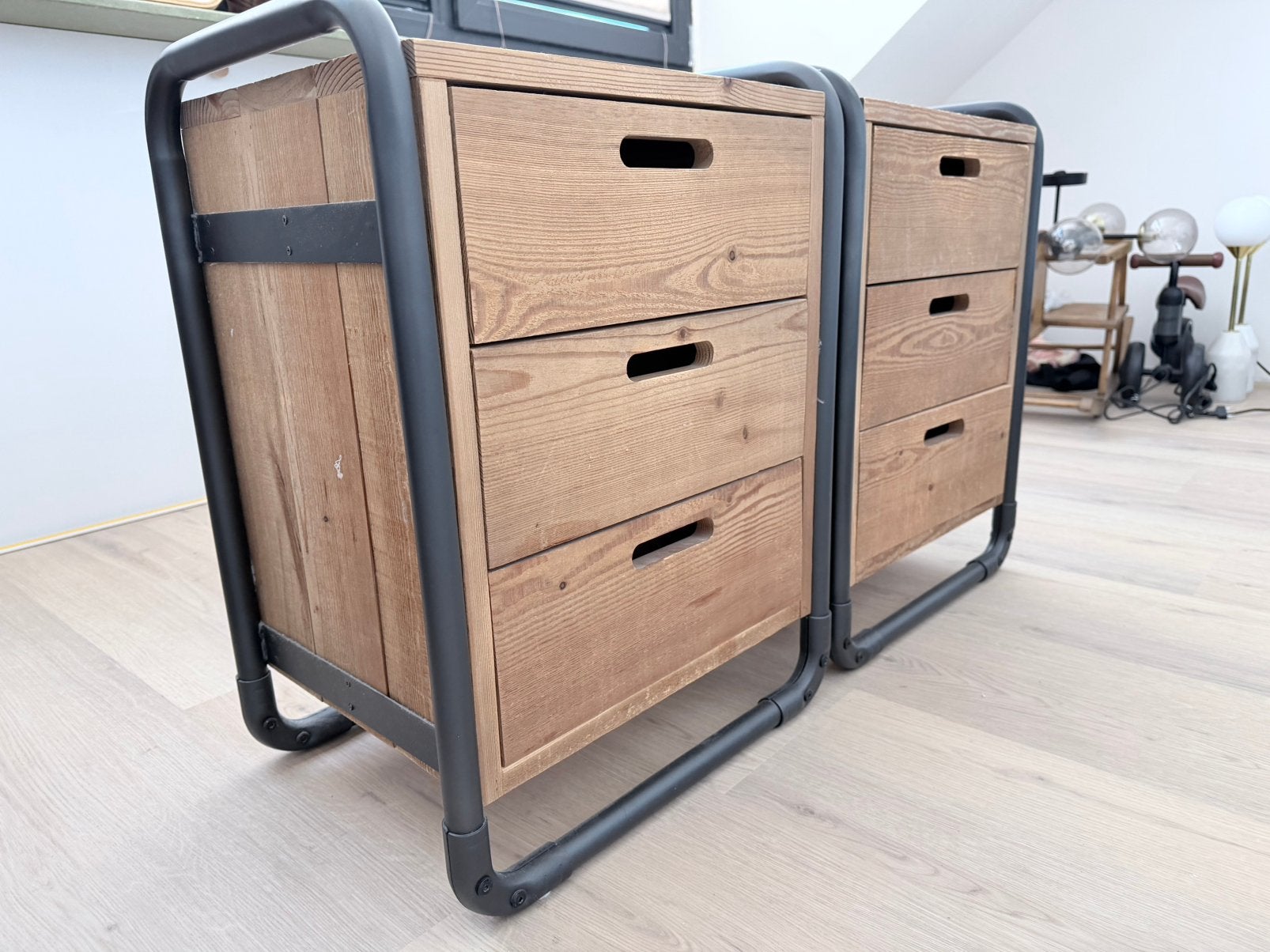 Set van 2 stoere houten ladekasten / nachtkastjes, Ophalen, 1 of 2 laden, 50 tot 100 cm, Zo goed als nieuw