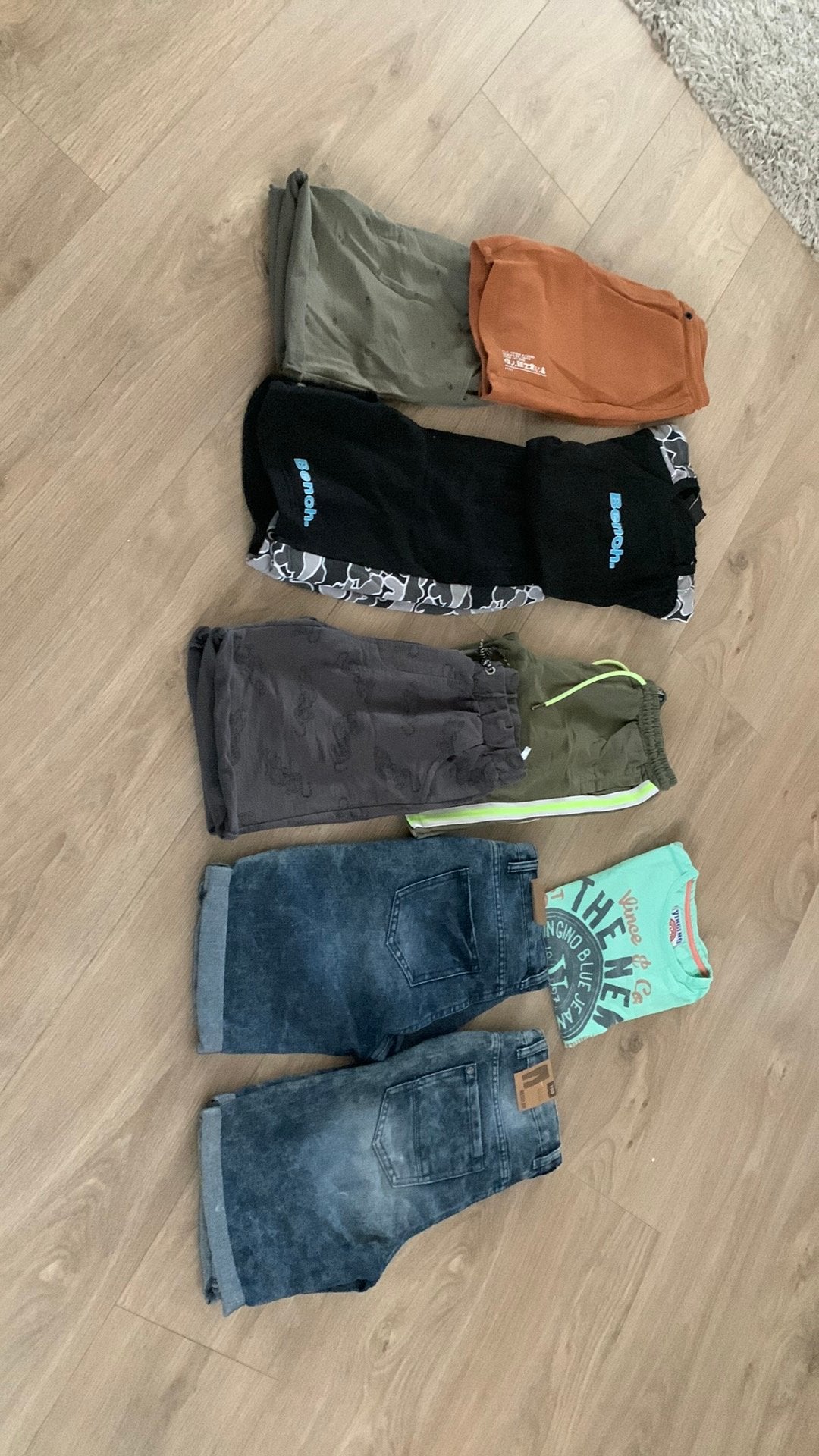 Maat 152  2 nieuwe korte btoeken 1setje en 1 vingino t shirt, Ophalen of Verzenden, Zo goed als nieuw, Jongen, Broek