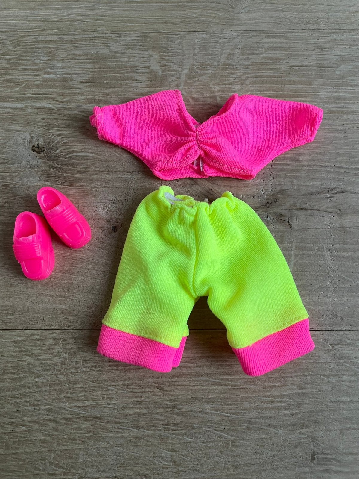 Vintage Barbie kleding setje + schoentjes in neon 1990s, Verzamelen, Poppen, Ophalen of Verzenden, Gebruikt, Kleertjes