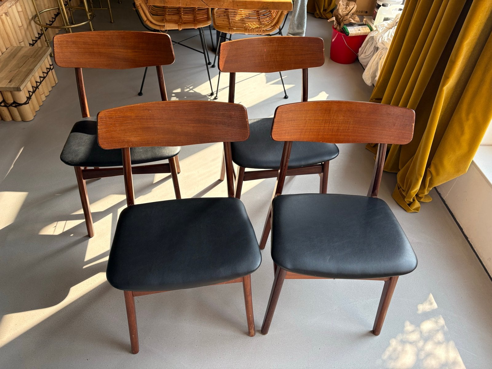 Vier vintage (zweedse) Eetkamerstoelen met Zwart Skai Leer, Huis en Inrichting, Stoelen, Gebruikt, Zwart, Ophalen of Verzenden