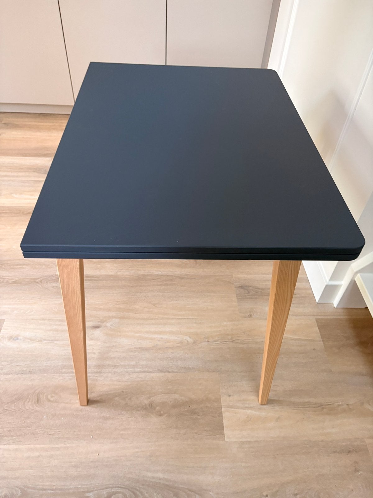 Uitklapbare eettafel antraciet met blankhouten poten, 200 cm of meer, 50 tot 100 cm, Zo goed als nieuw, Vier personen