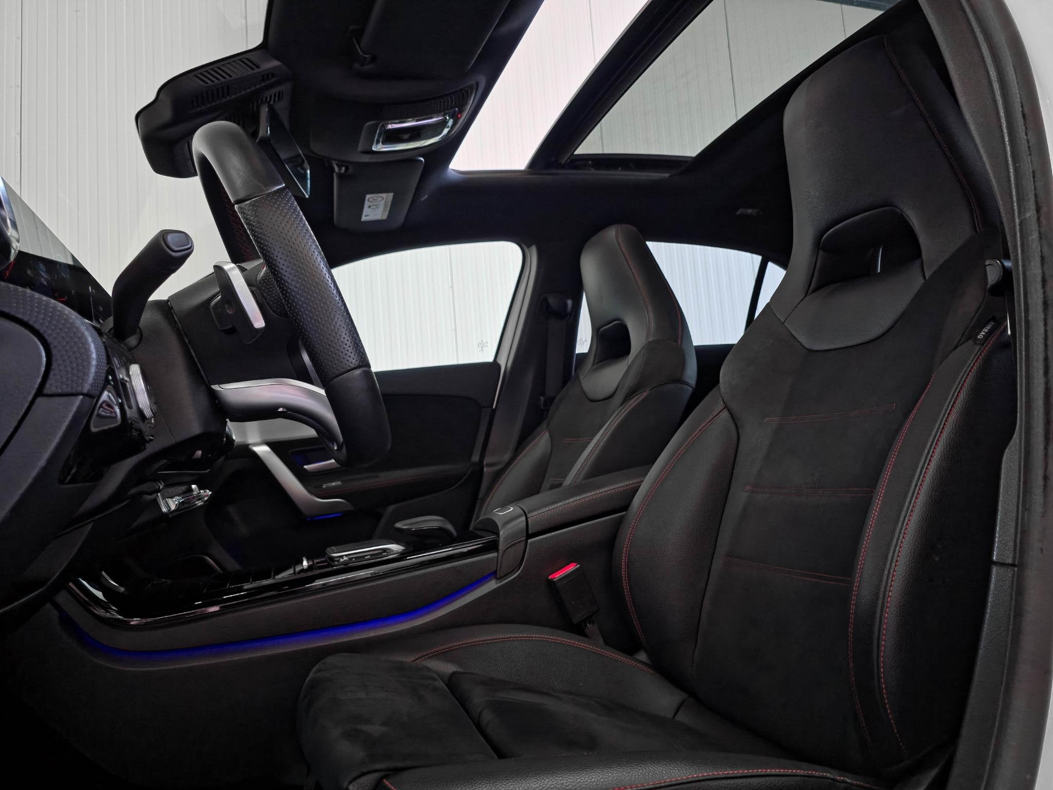 Foto 6 van Mercedes-Benz A-klasse 180 AMG | Burmester | Panoramadak | M