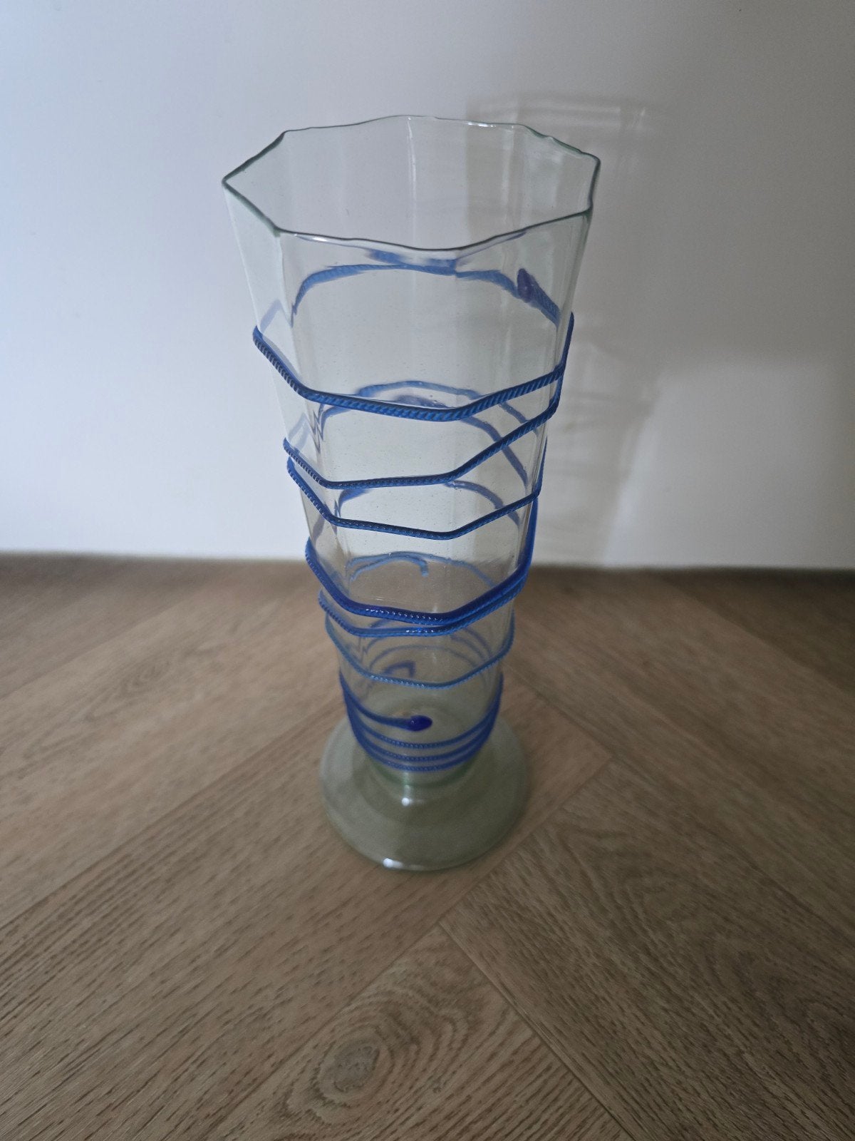 Roemer glas/Glazen vaas met blauw spiraalmotief, Ophalen