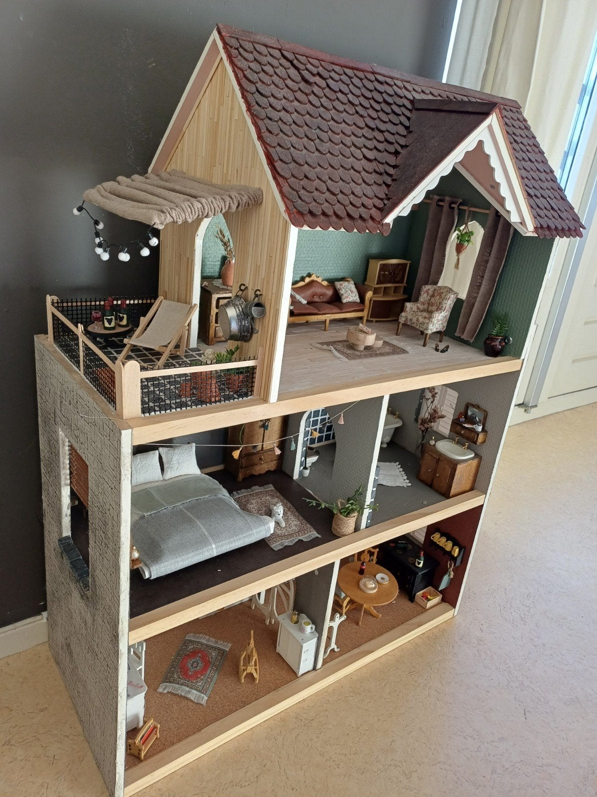 Groot en gedetailleerd poppenhuis met meubels, Verzamelen, Poppenhuizen en Toebehoren, Ophalen of Verzenden, Zo goed als nieuw