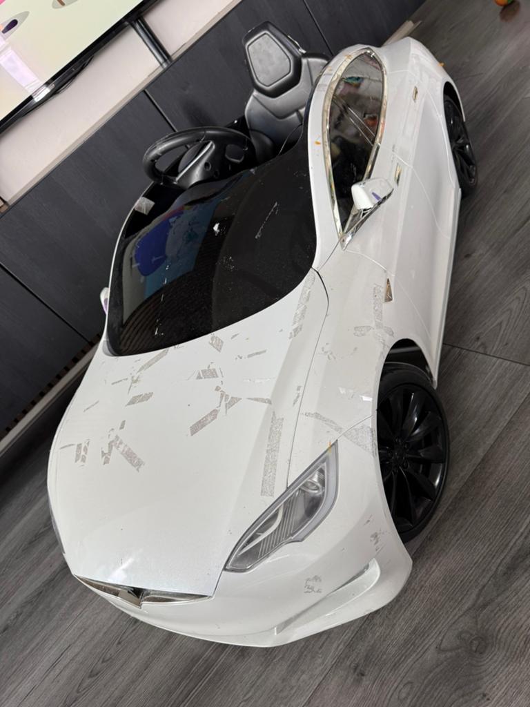Elektrische kinderauto (Tesla modelS), Kinderen en Baby's, Speelgoed | Buiten | Accuvoertuigen, Ophalen, Zo goed als nieuw