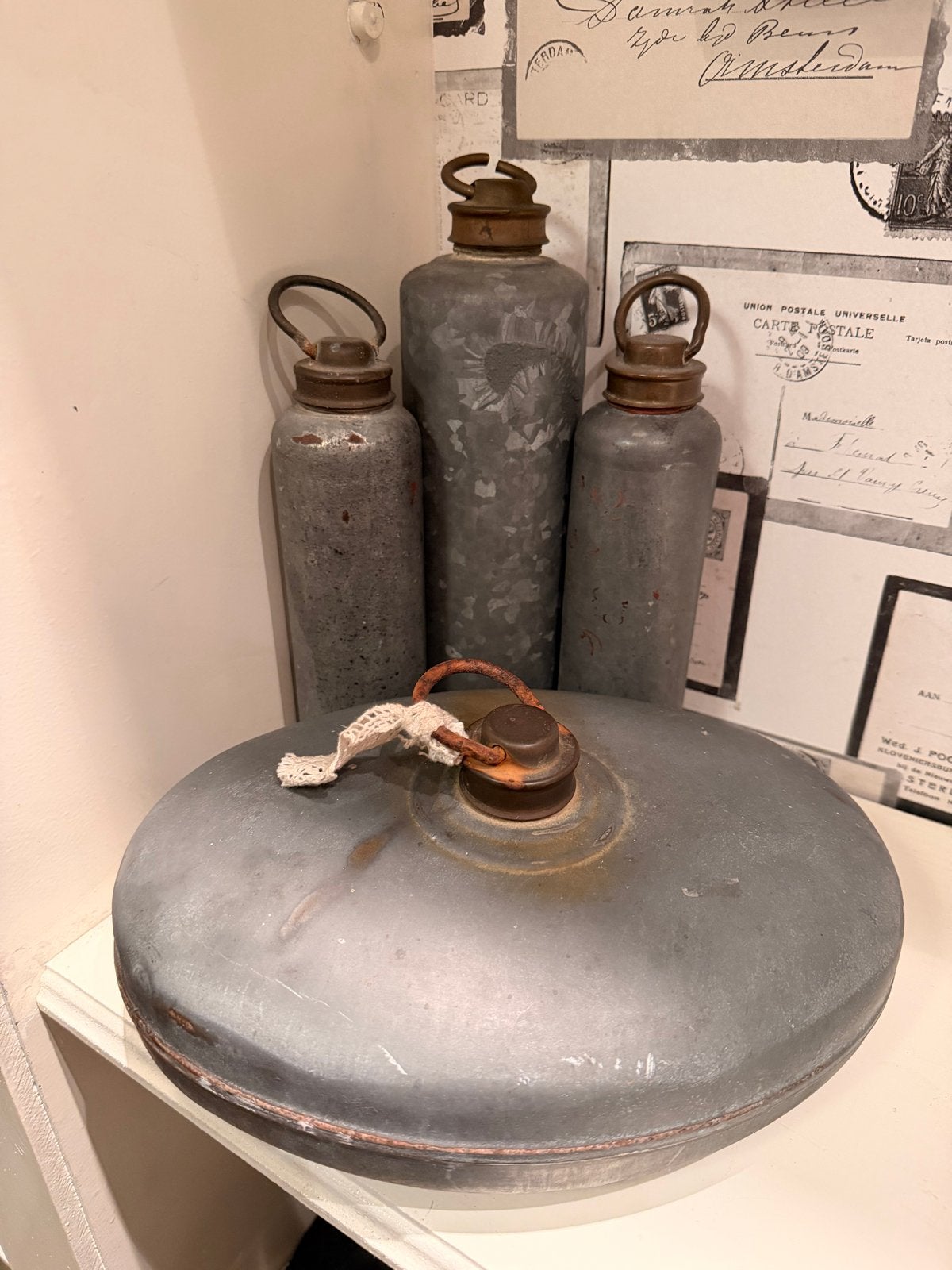 Brocante zinken kruiken en beddenpan, Ophalen