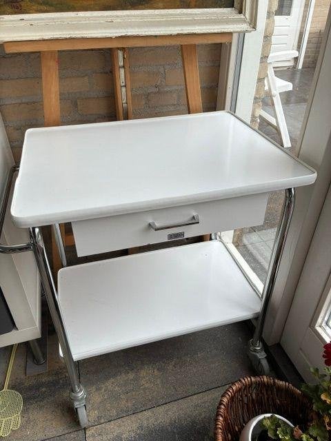 rol-/bijzettafel op wielen en met lade., Huis en Inrichting, Minder dan 55 cm, Gebruikt, Rechthoekig, Ophalen