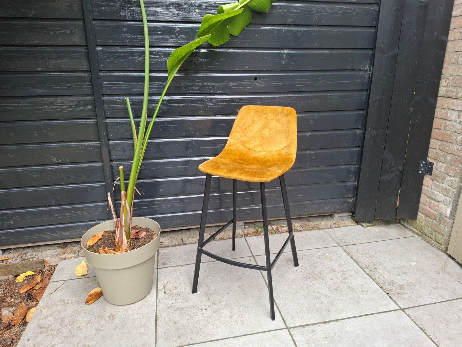 Stijlvolle barkruk met okergele zitting, Ophalen, Gebruikt, 60 tot 90 cm, 1 kruk