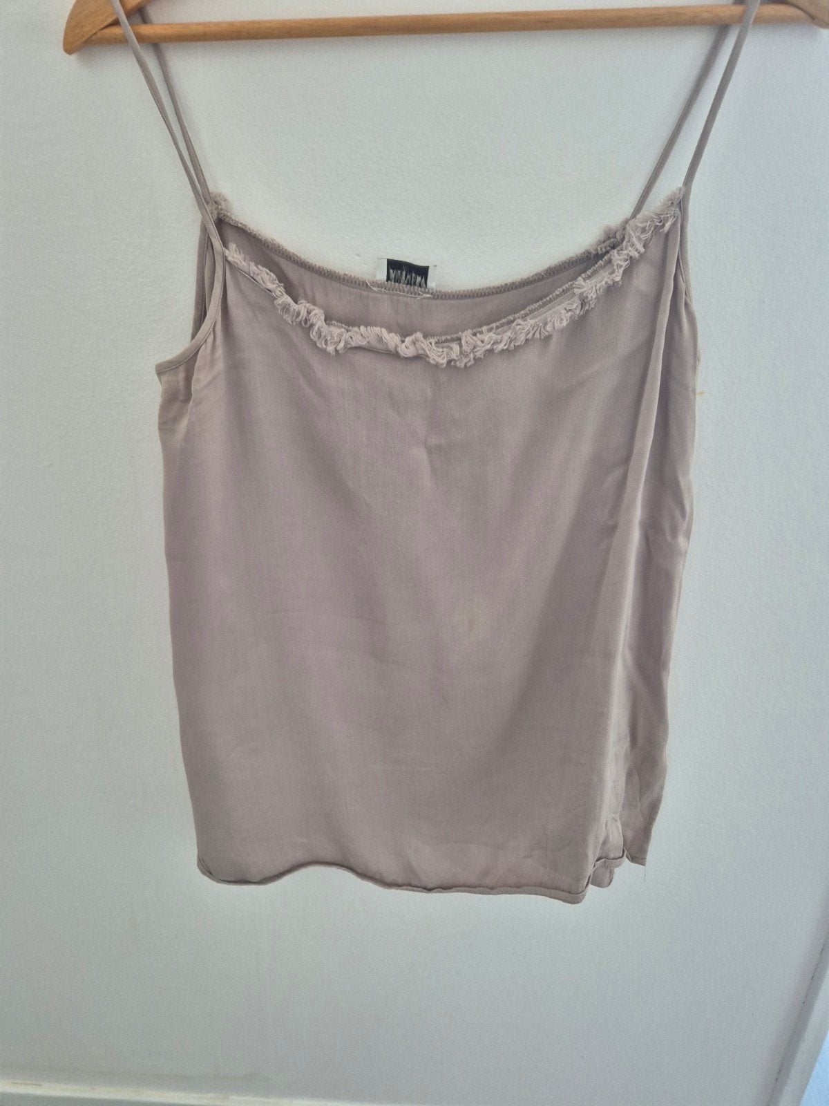 MTWTFSS WEEKDAY Beige Top met Rafelrand & Spaghettibandjes, Maat 38/40 (M), Beige, Weekday, Ophalen of Verzenden