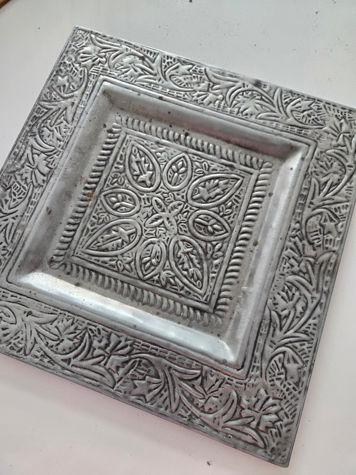 Decoratieve metalen schaal met reliëfpatroon 33 cm, Ophalen, Gebruikt, Schaal, Vierkant