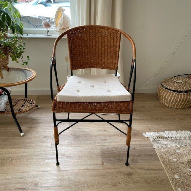 Rotan stoel met metalen frame en kussen, Gebruikt, Bruin, Ophalen of Verzenden, Metaal