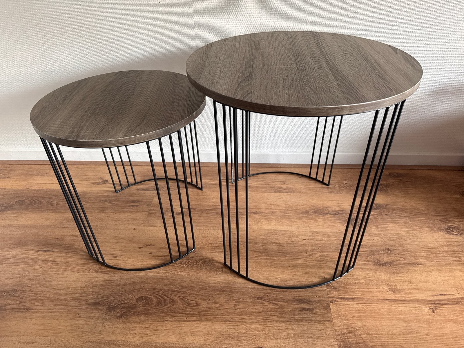 Set van 2 ronde bijzettafels houtlook en metalen onderstel, Huis en Inrichting, Tafels | Bijzettafels, Gebruikt, Rond, 45 tot 60 cm