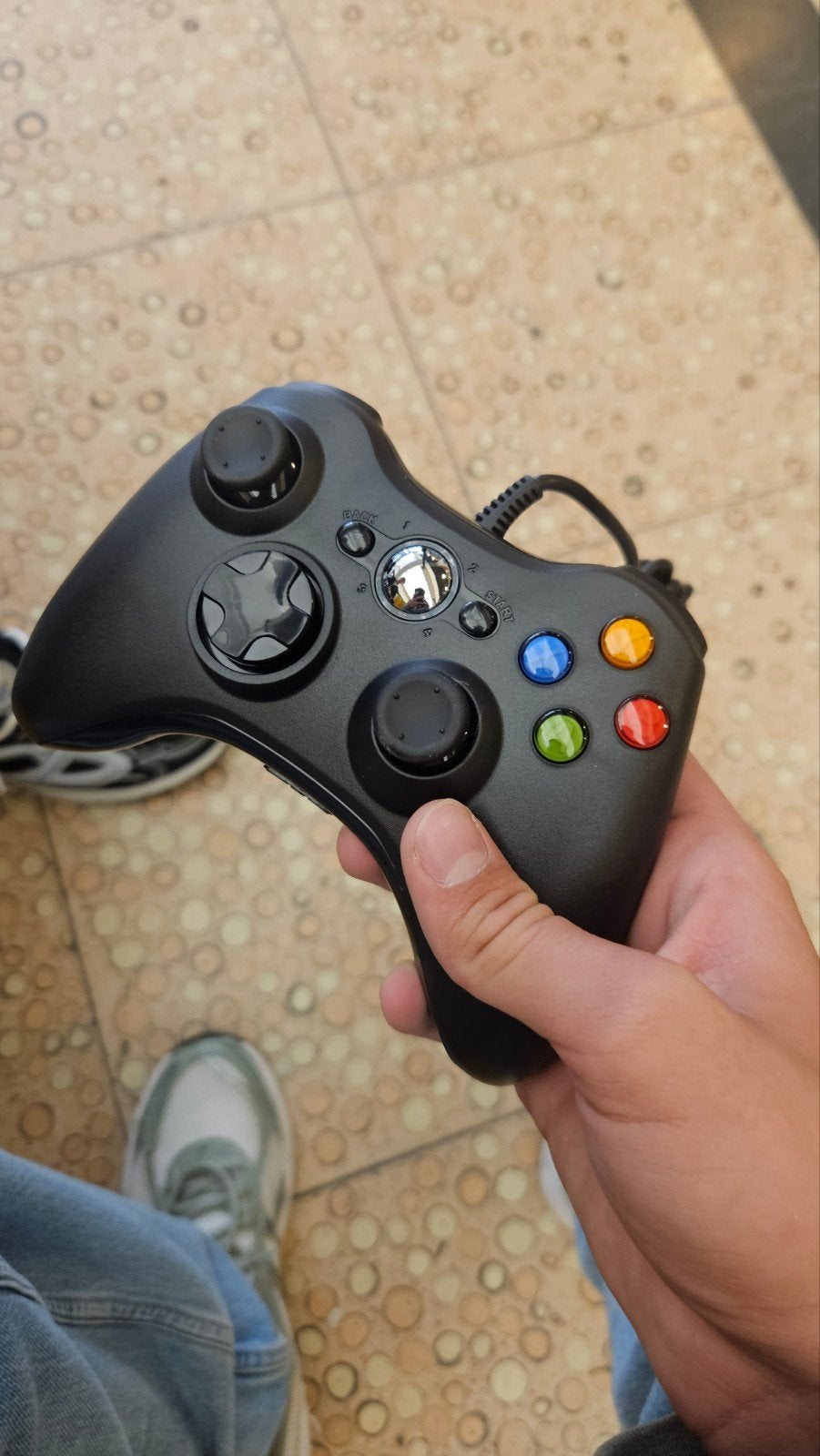 Diswoe bedrade controller voor Xbox 360 - Model 8610, Spelcomputers en Games, Spelcomputers | Xbox | Accessoires, Ophalen of Verzenden