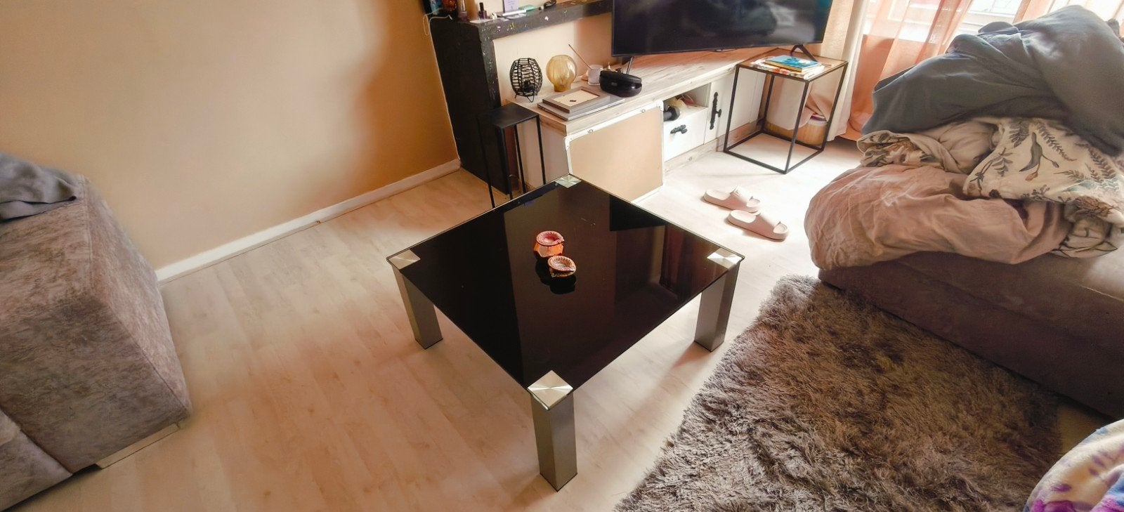 Moderne salontafel met glazen blad en metalen poten, Huis en Inrichting, Tafels | Salontafels, Gebruikt, 50 tot 100 cm, Vierkant