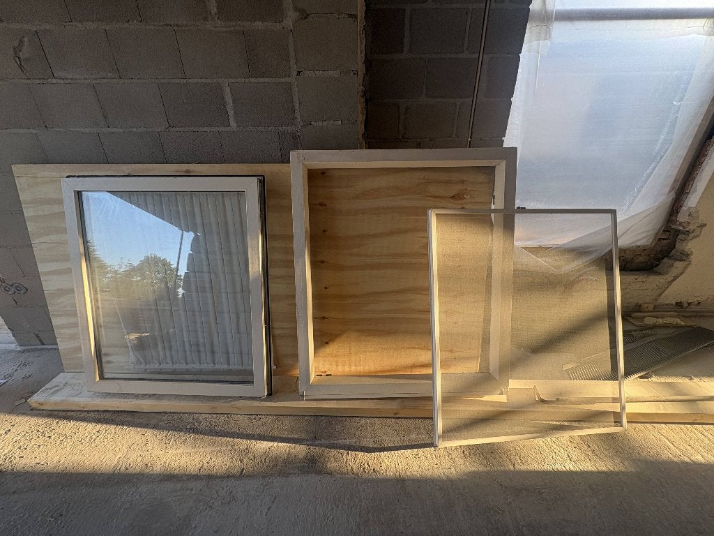 Kunststof kozijn met draaikiepraam + glas & hor, Doe-het-zelf en Verbouw, Kunststof, Raamkozijn, Zo goed als nieuw, Inclusief glas