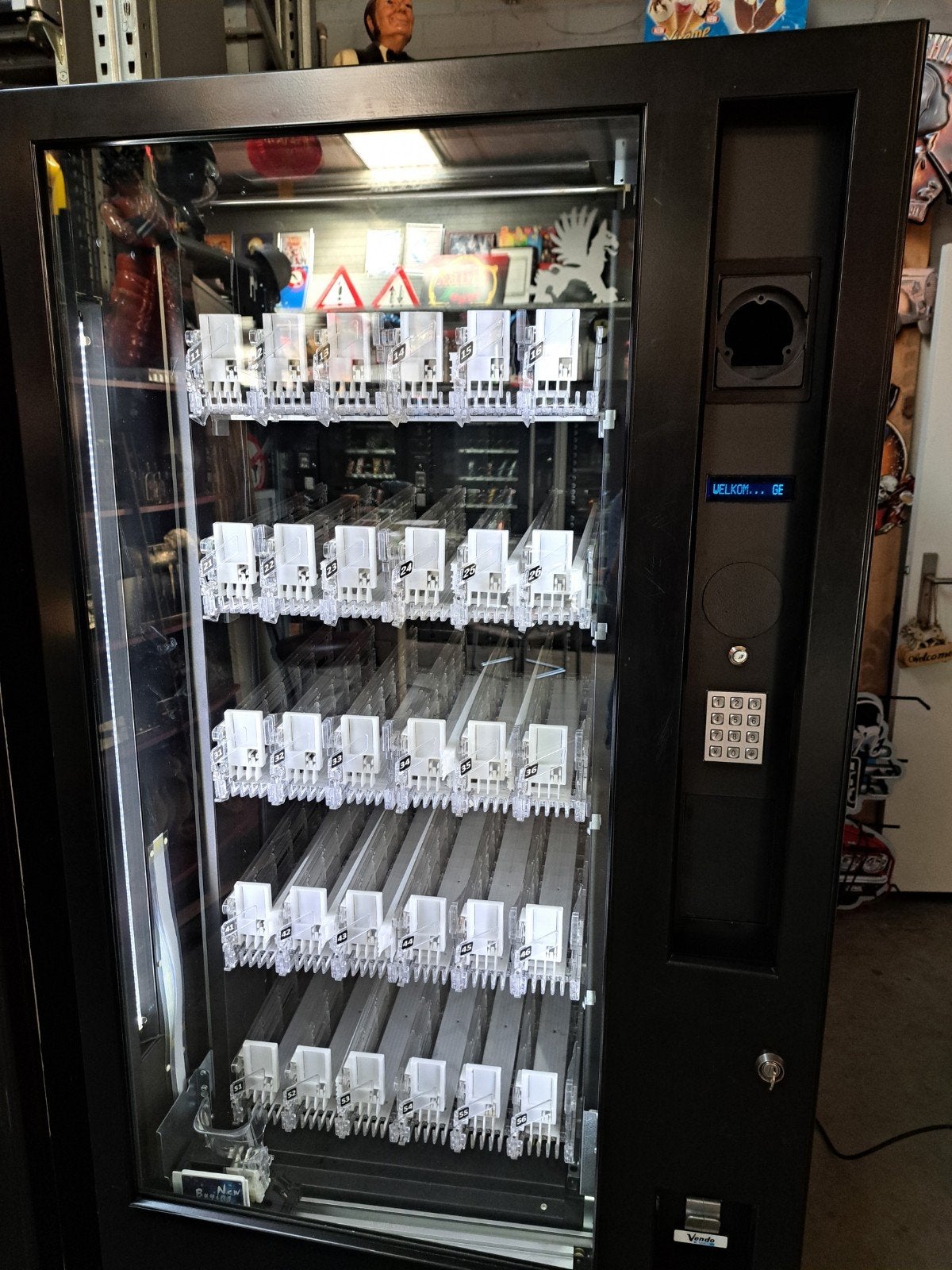 Vendo frisdrank automaat G6 gekoeld, Ophalen