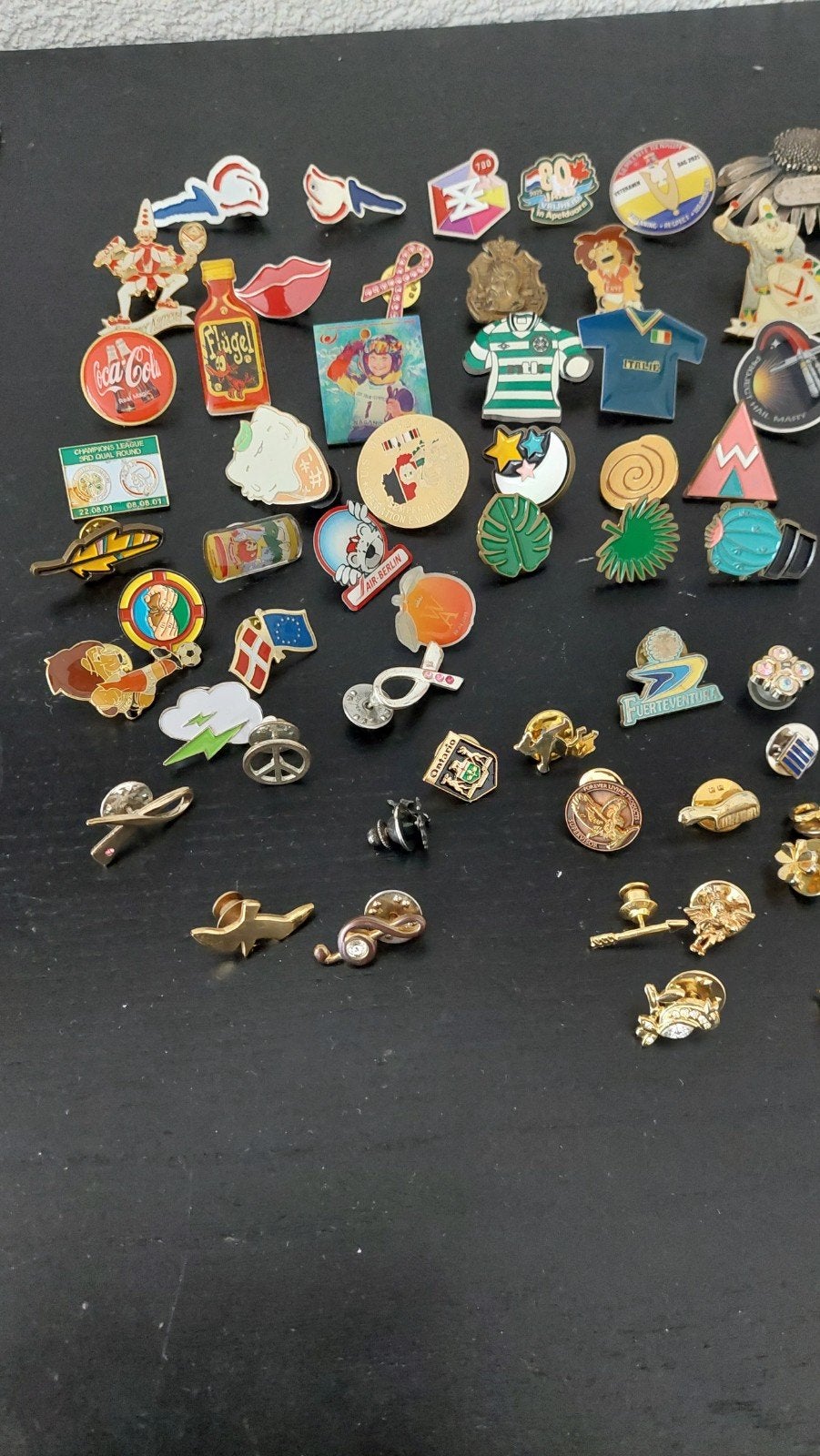 Grote collectie van 70 diverse pins ., Verzamelen, Speldjes, Pins en Buttons, Ophalen of Verzenden
